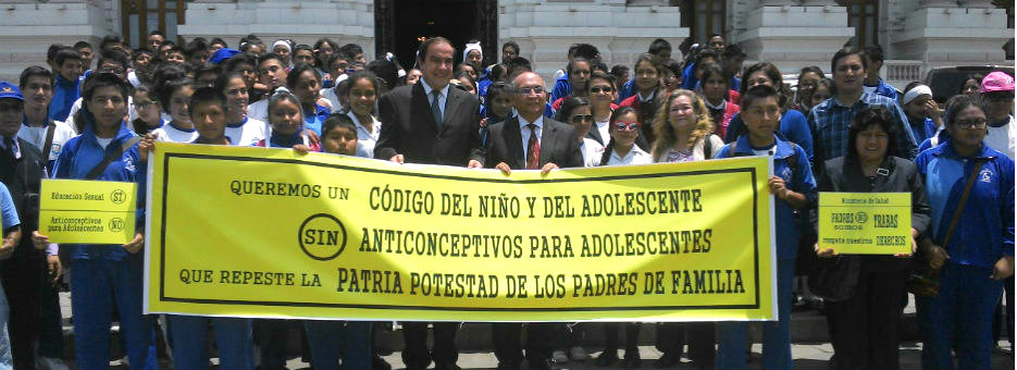 Padres chalacos marcharon al Congreso de la República